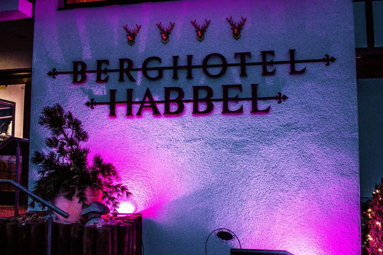 Berghotel Habbel Und Die Welt Kann Warten Cobbenrode Exteriör bild