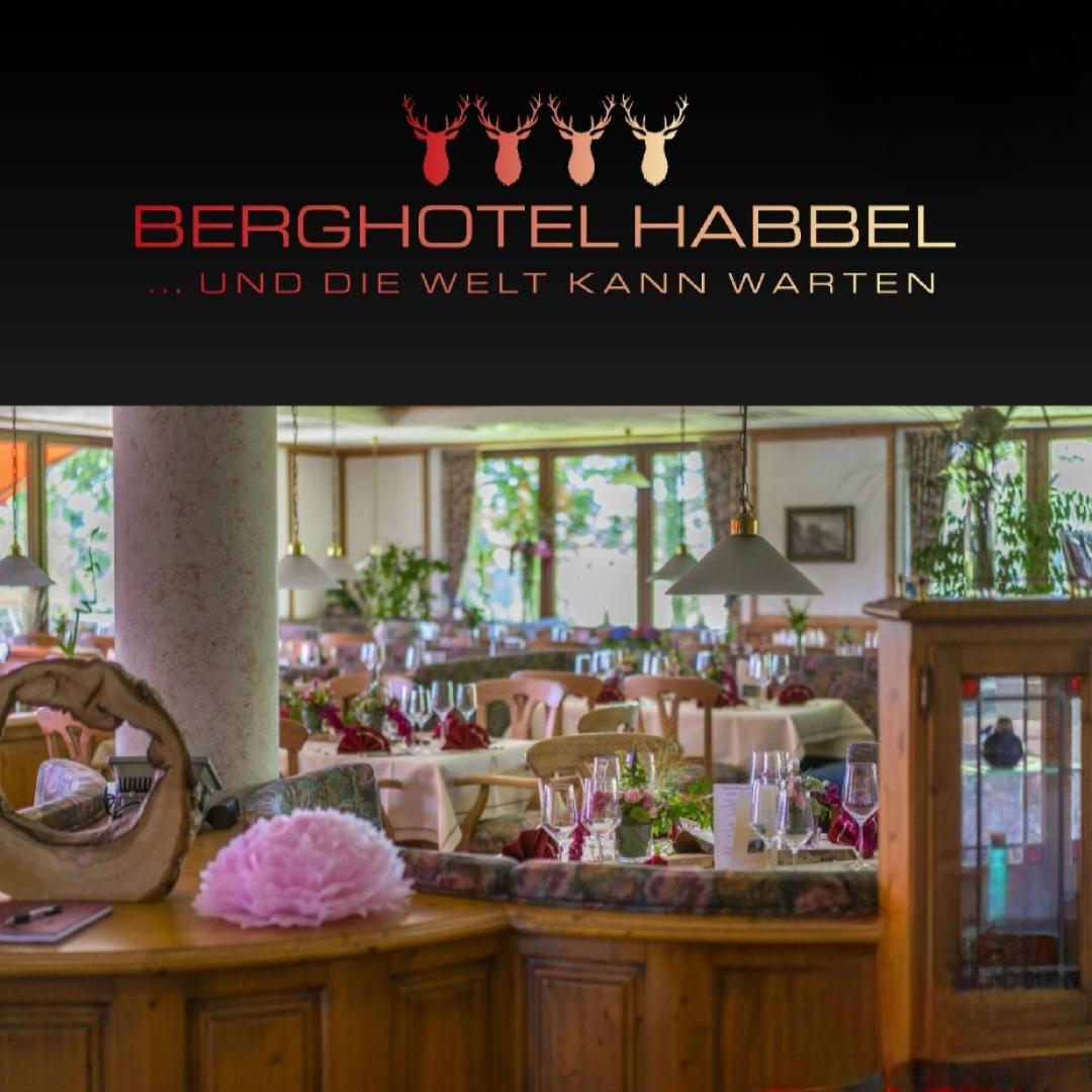 Berghotel Habbel Und Die Welt Kann Warten Cobbenrode Exteriör bild