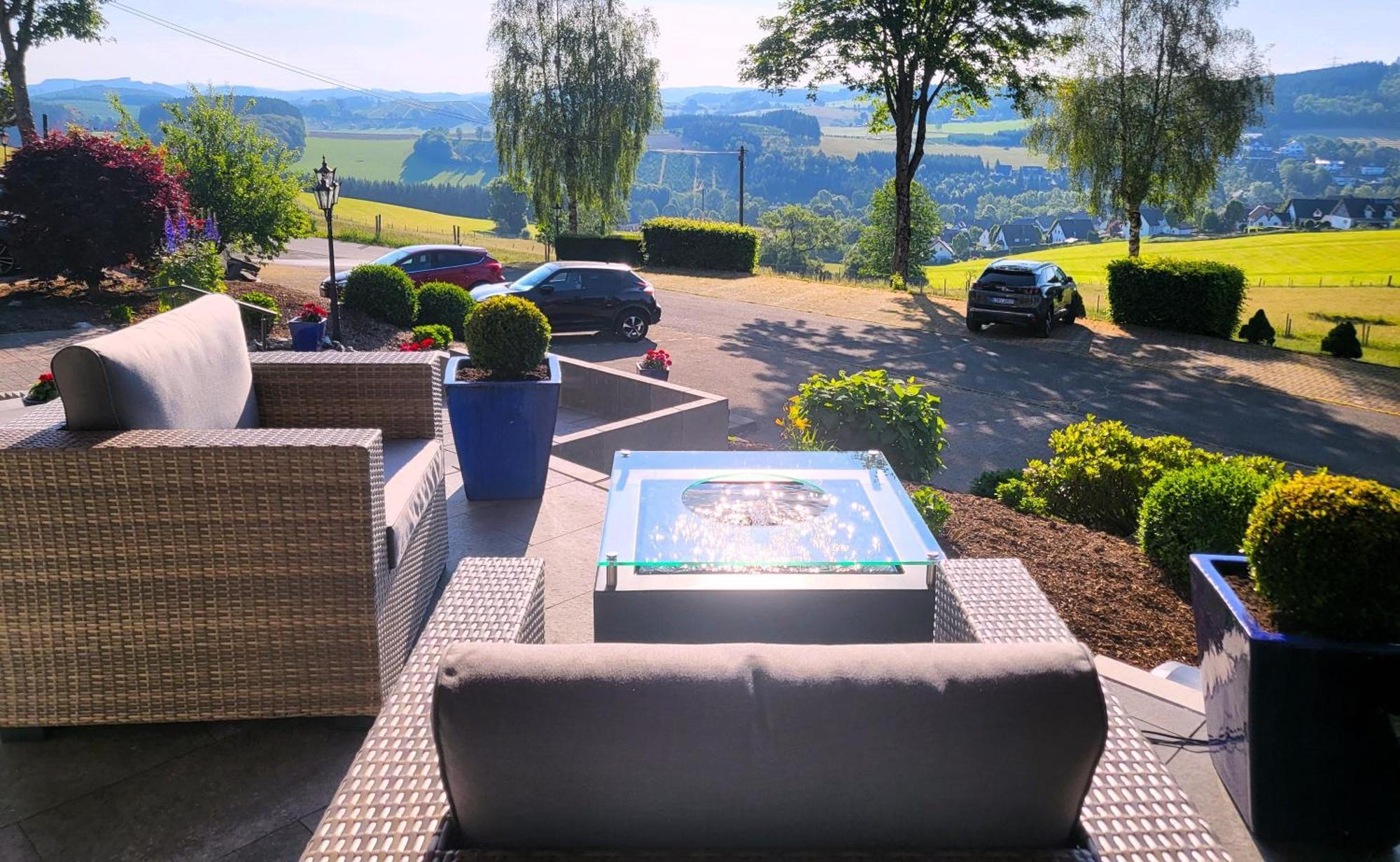 Berghotel Habbel Und Die Welt Kann Warten Cobbenrode Exteriör bild