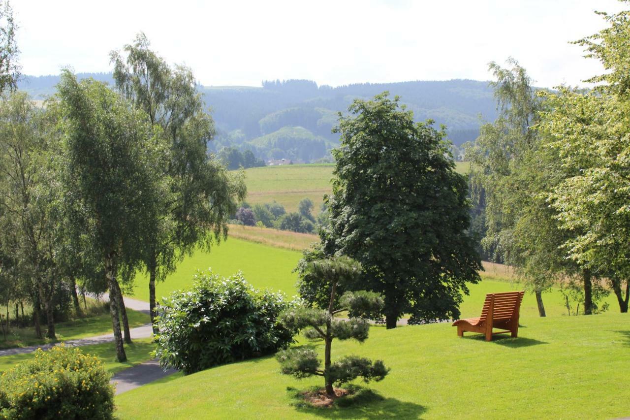 Berghotel Habbel Und Die Welt Kann Warten Cobbenrode Exteriör bild