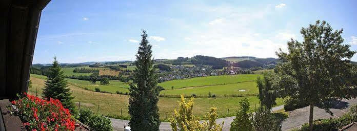 Berghotel Habbel Und Die Welt Kann Warten Cobbenrode Exteriör bild
